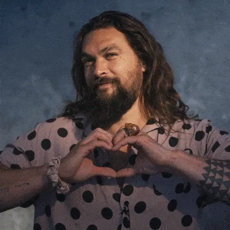 Jason Momoa haciendo un corazón