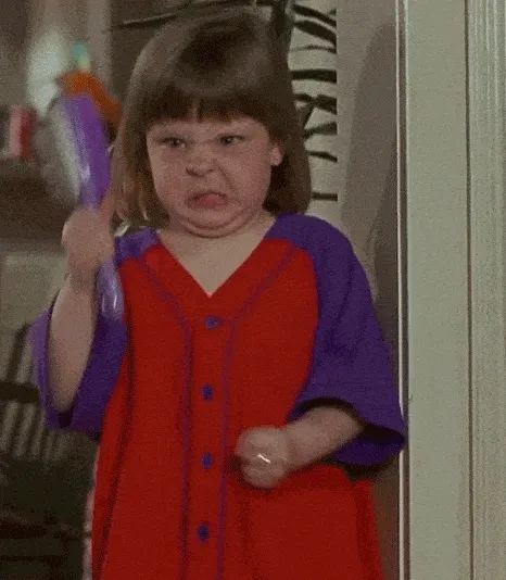 Meme niña enfadada con peine